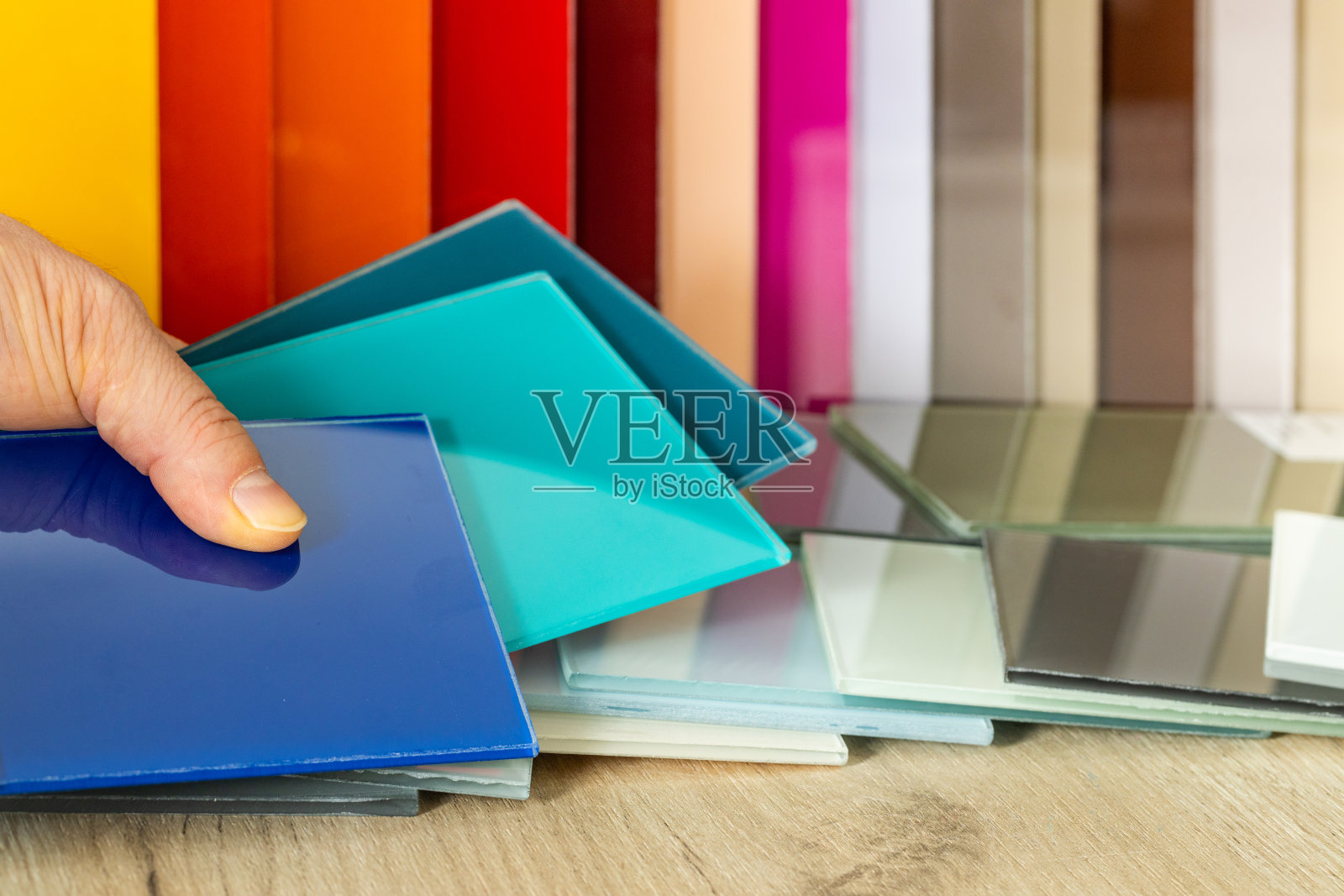 彩色玻璃取样器，家庭装饰材料，装饰玻璃，对比，多汁和柔和的颜色，艺术玻璃工作室，调色板照片摄影图片