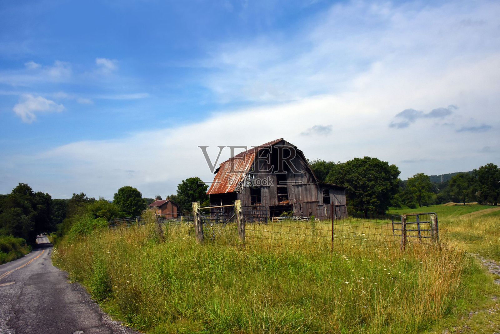 有废弃谷仓的乡村道路照片摄影图片