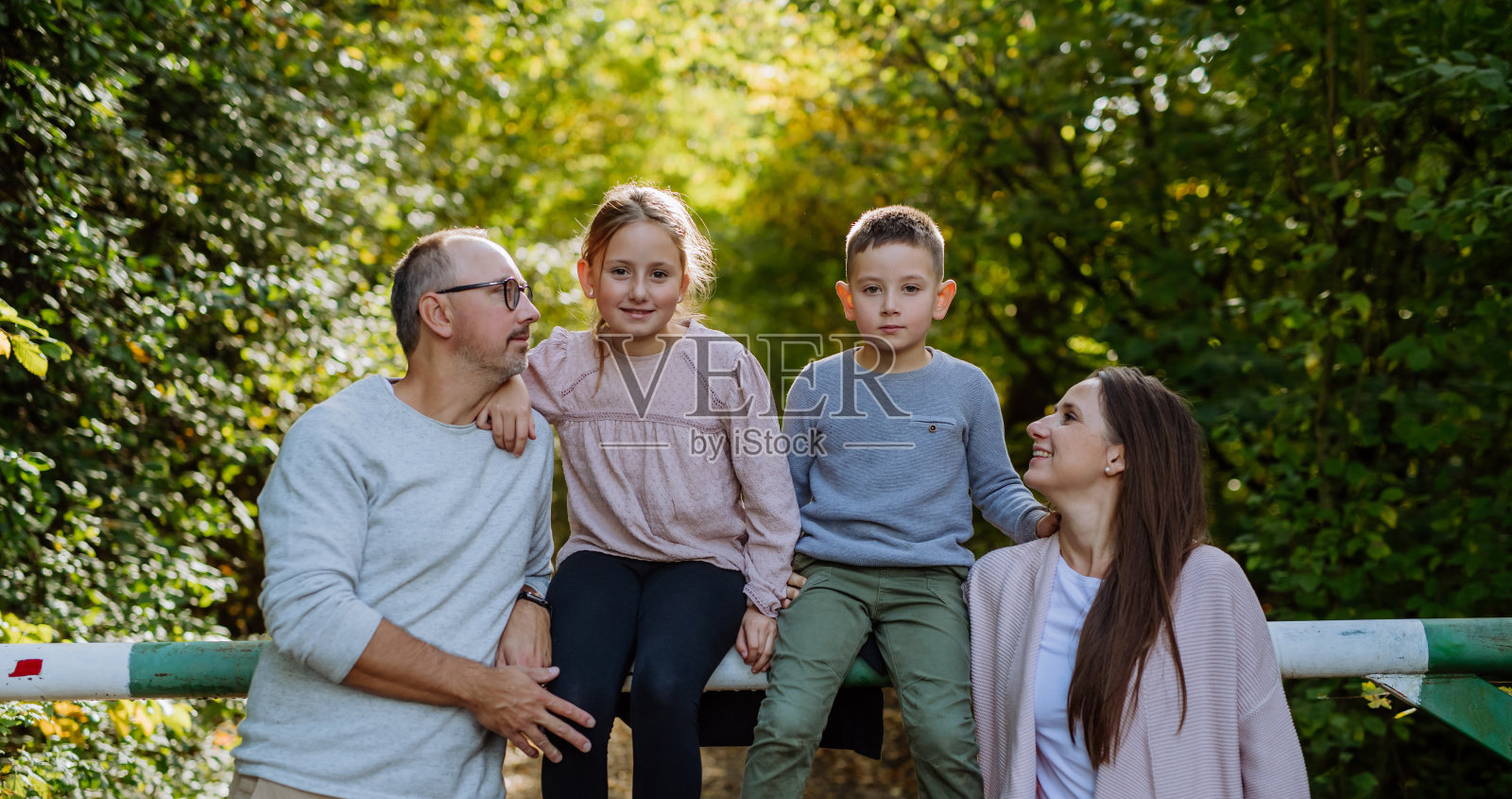 森林里快乐的家庭和孩子的肖像。照片摄影图片