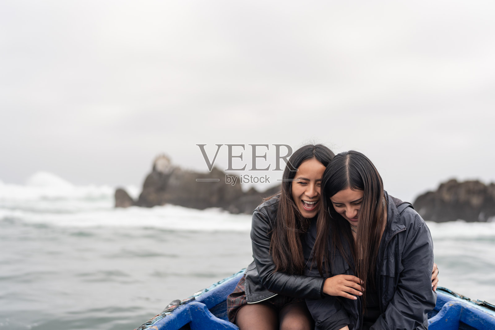 暴风雨中坐在船里笑的女人照片摄影图片