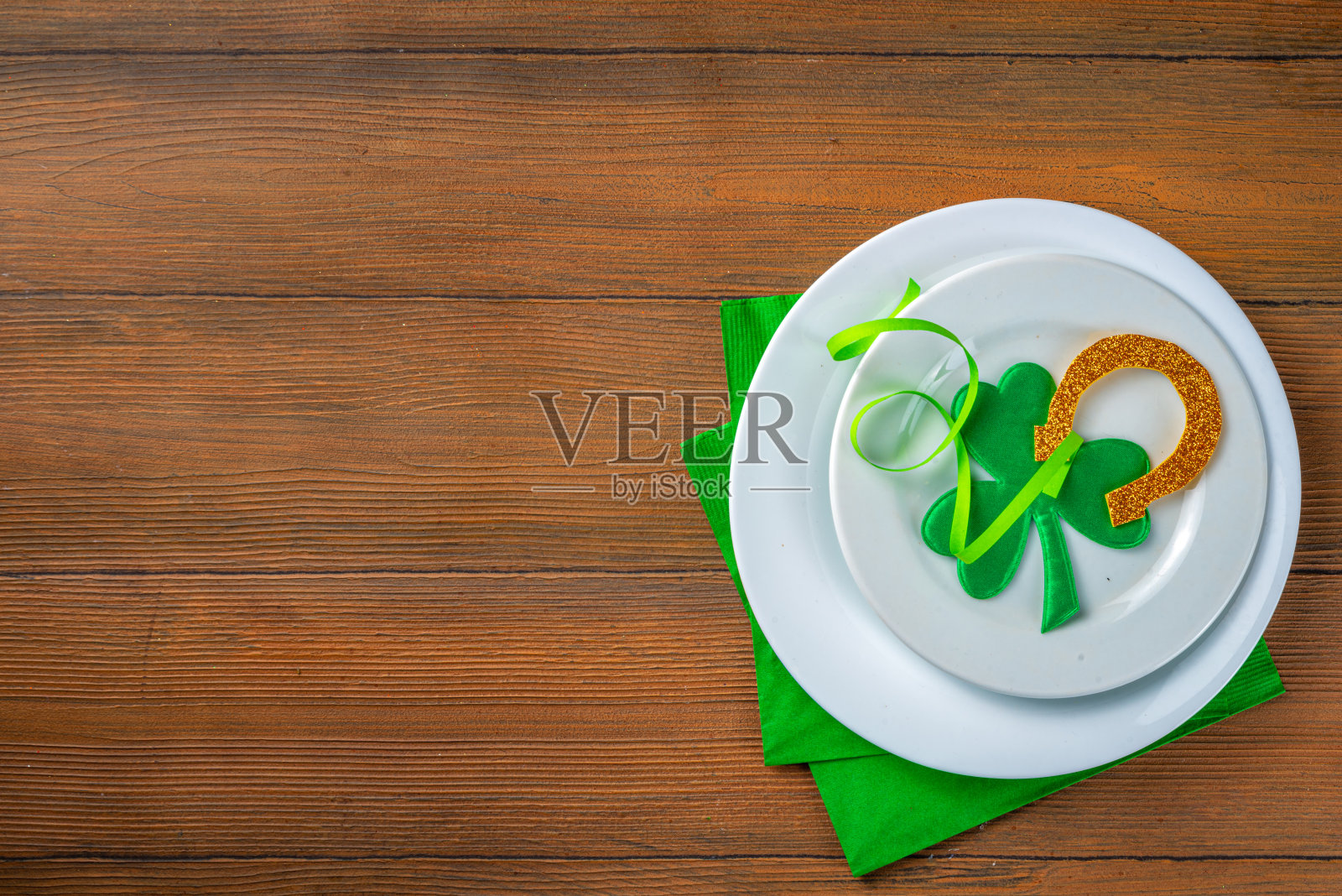 圣帕特里克节的餐桌摆设照片摄影图片