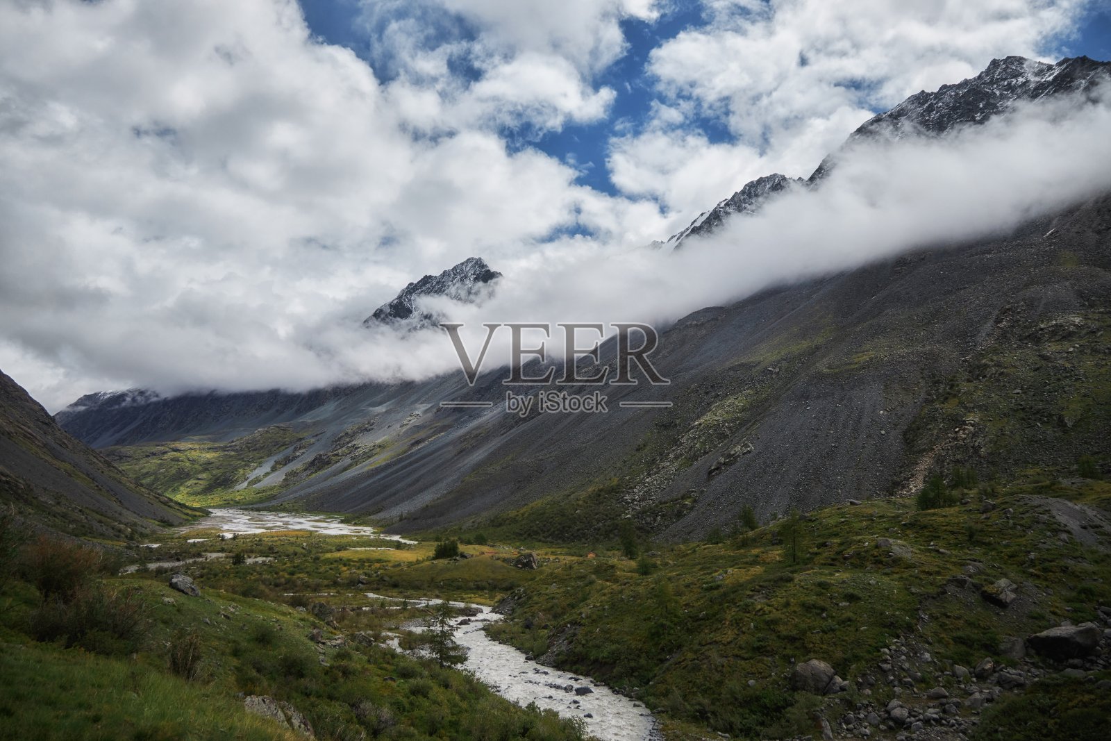 蒙古令人惊叹的高山景观，山谷河流的全景，夏季山谷的美景。徒步旅行，野生动物，冰峰照片摄影图片