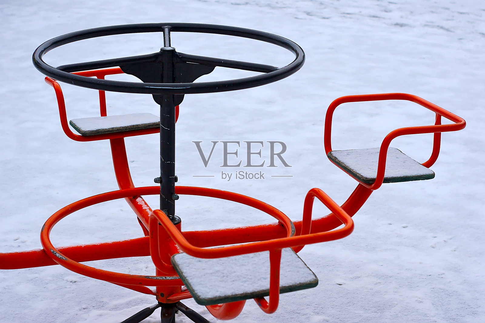 操场上的儿童迷你旋转木马照片摄影图片