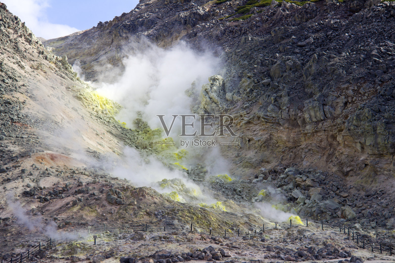 硫磺山(Iozan)，位于北海道Kushiro镇Akan国家公园东段的一座硫磺喷涌的山。照片摄影图片