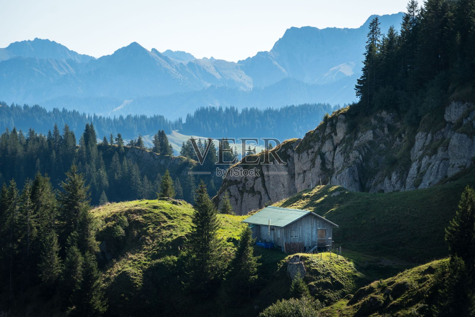 依山傍水的自然小房子的美丽景色照片摄影图片