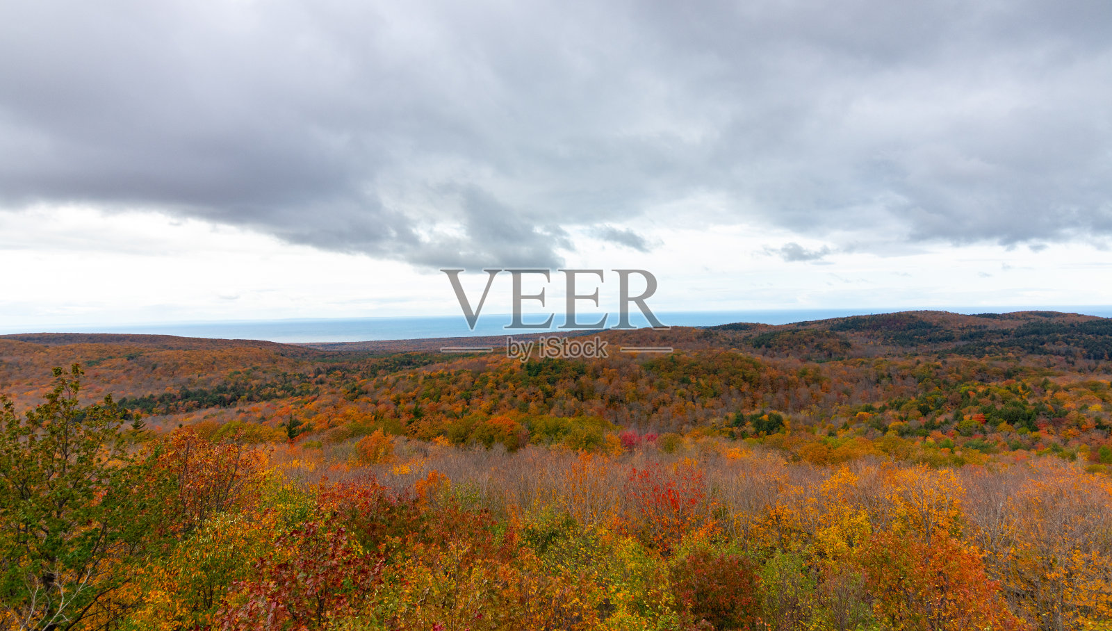 密歇根州秋季森林覆盖的豪猪山景观照片摄影图片