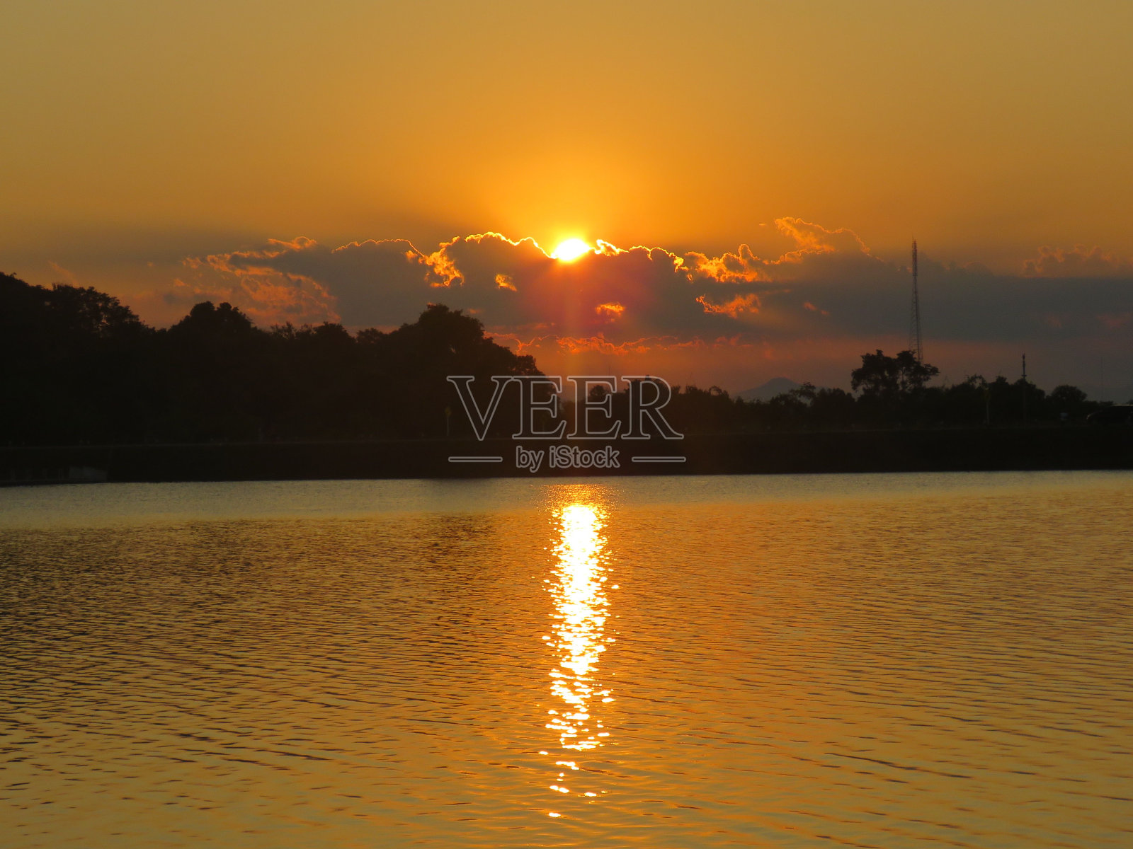 海上云层后面五彩缤纷的日落的美丽镜头照片摄影图片
