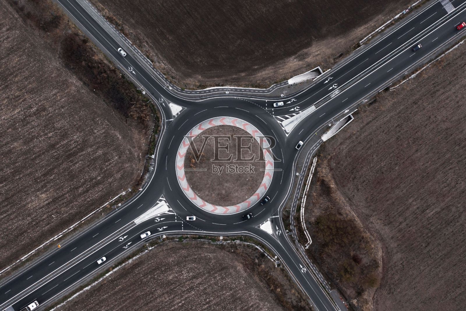 汽车在回旋处行驶的鸟瞰图照片摄影图片