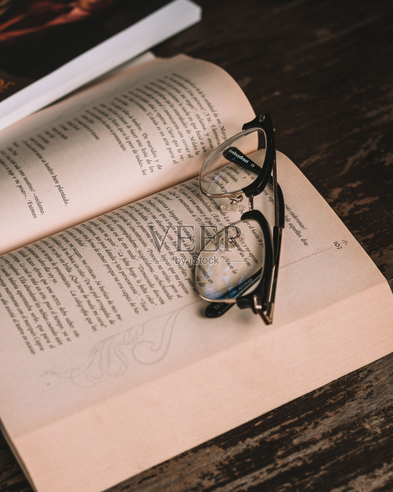 打开书上的眼镜特写照片摄影图片