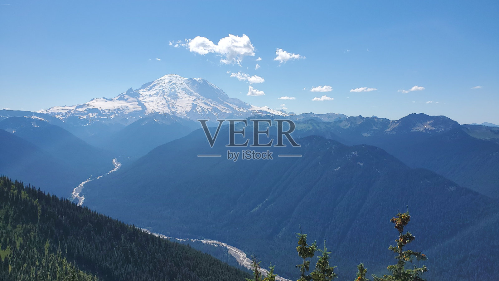 美国华盛顿雷尼尔山的鸟瞰图照片摄影图片