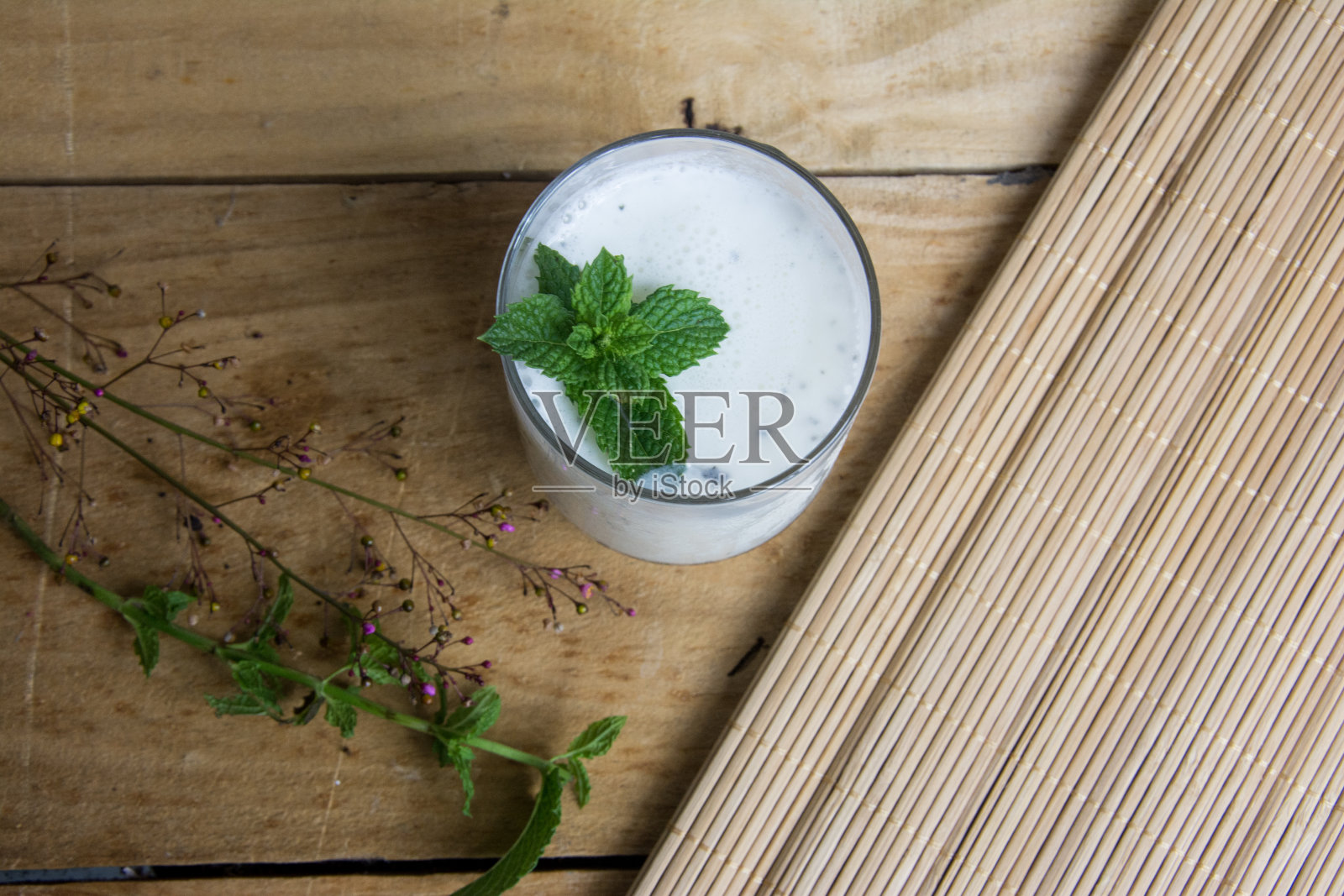 美味的酸奶在桌子上照片摄影图片