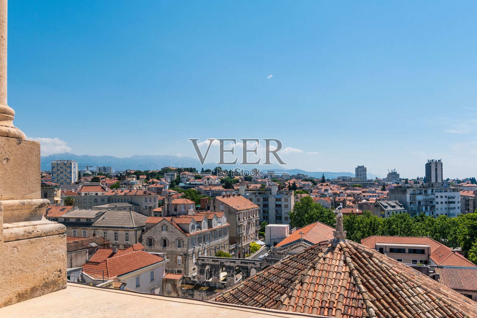 在阳光明媚的日子里，克罗地亚斯普利特的城市景观鸟瞰图照片摄影图片