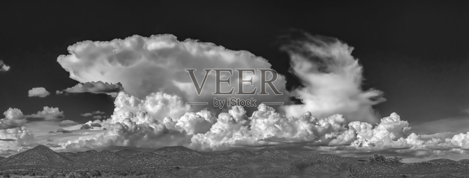 美国新墨西哥州圣达菲的圣格里德克里斯托山上空的云灰度图照片摄影图片
