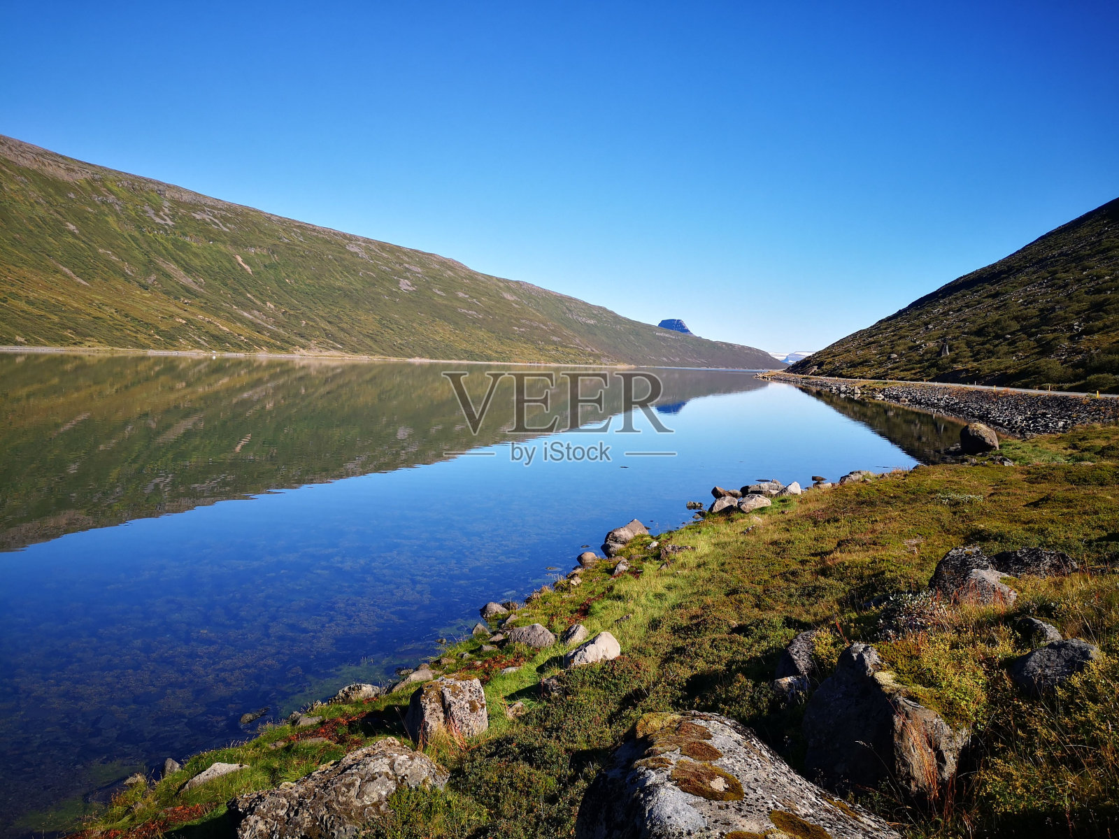 群山间的美丽湖泊照片摄影图片