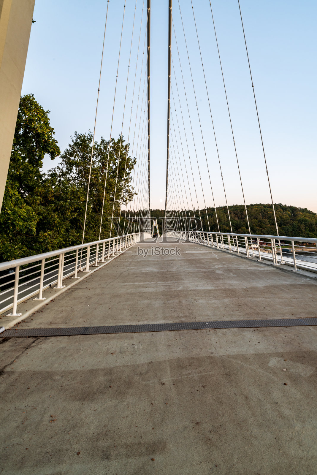 捷克共和国弗拉诺夫大坝上的吊桥照片摄影图片