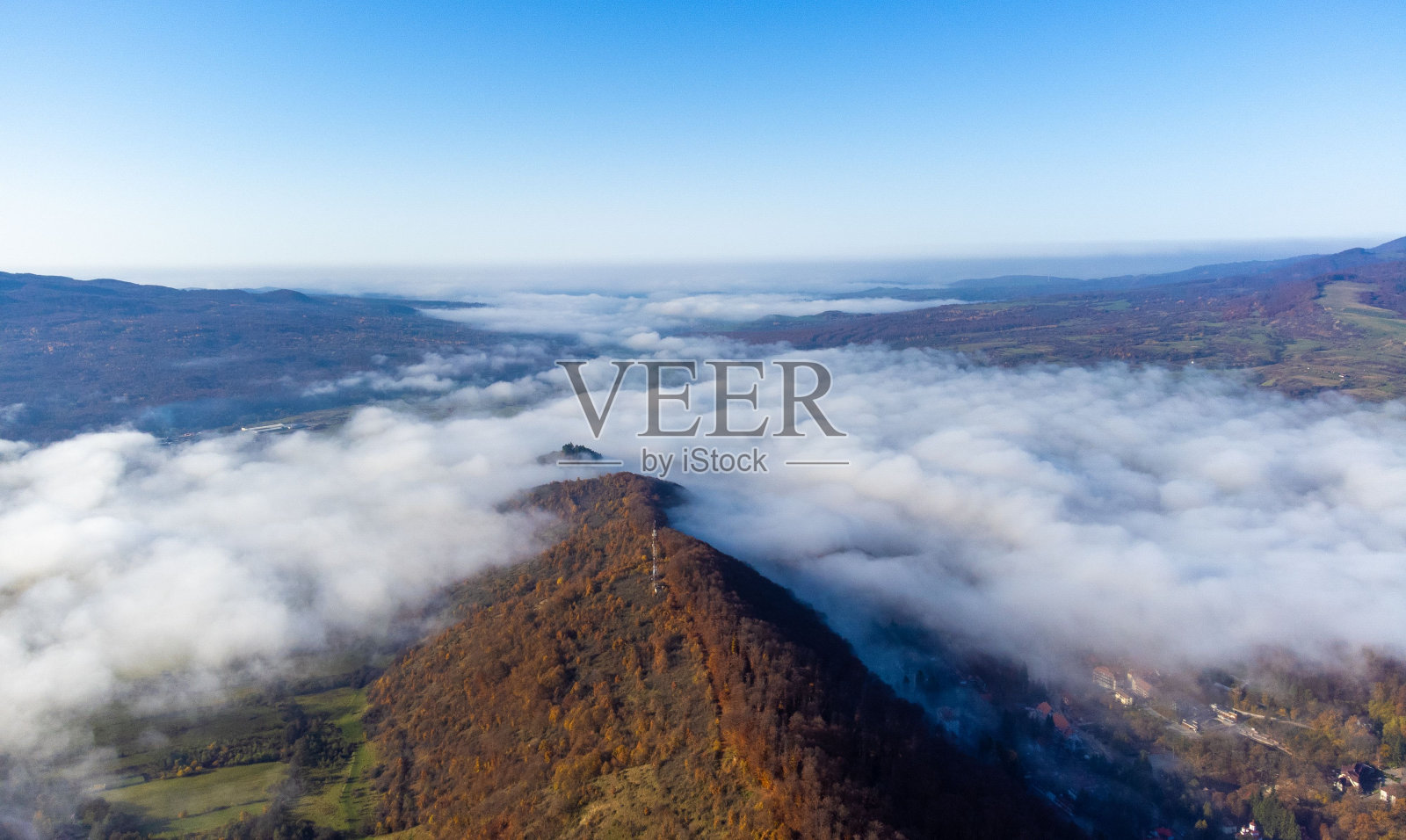 农村地区被一层雾覆盖的鸟瞰图照片摄影图片