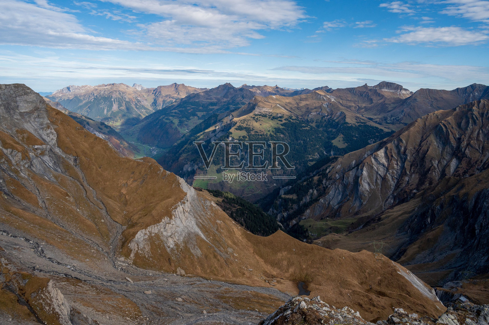 在瑞士弗利姆斯，阳光明媚的天空下，落基山脉的鸟瞰图照片摄影图片