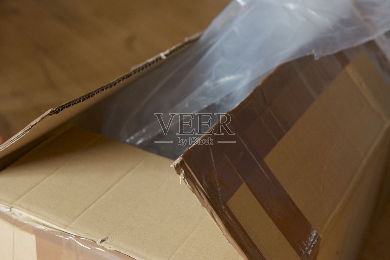 打开纸板箱的漂亮镜头照片摄影图片