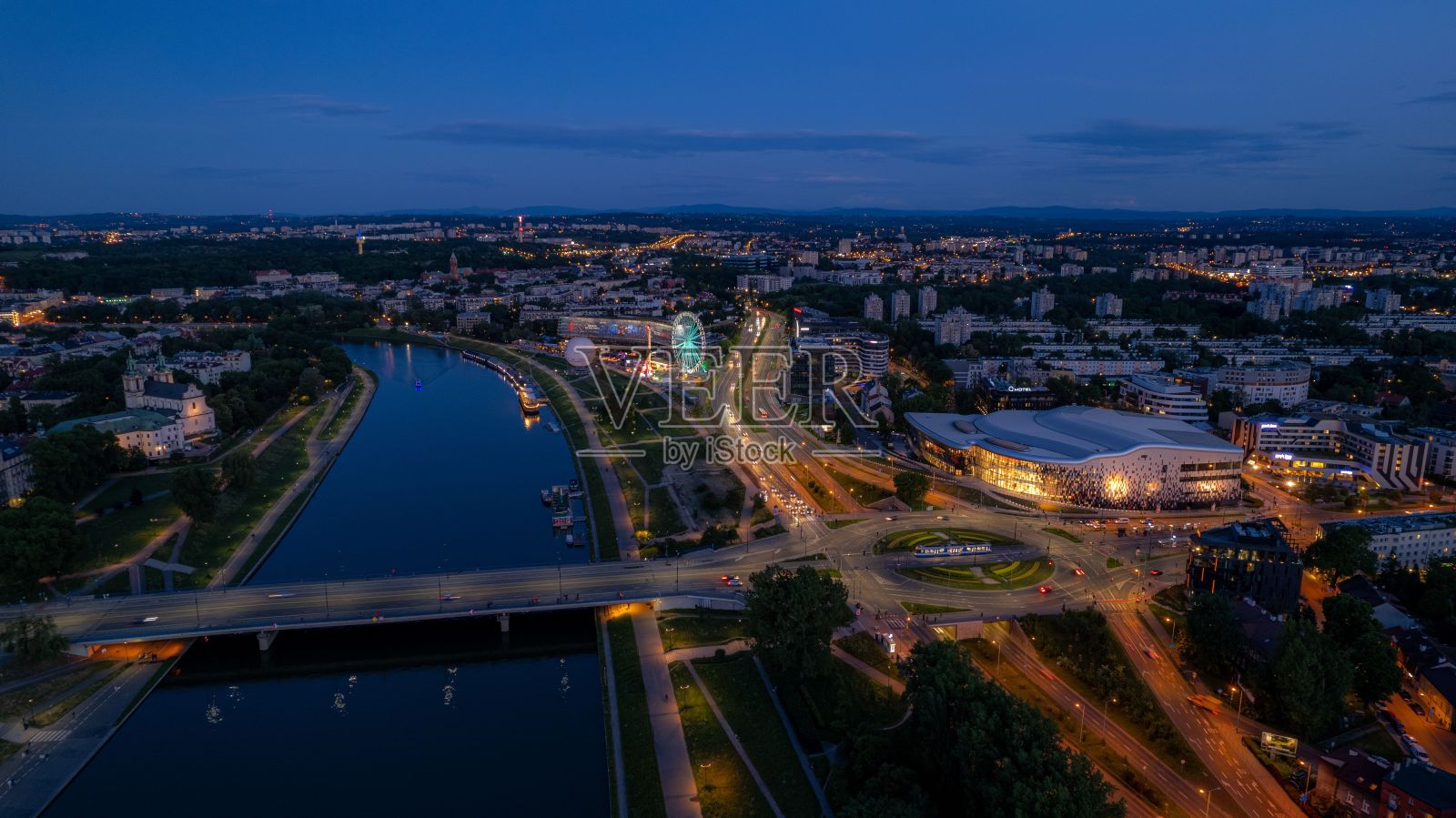 波兰克拉科夫夜间灯火通明的高速公路和建筑物的鸟瞰图照片摄影图片