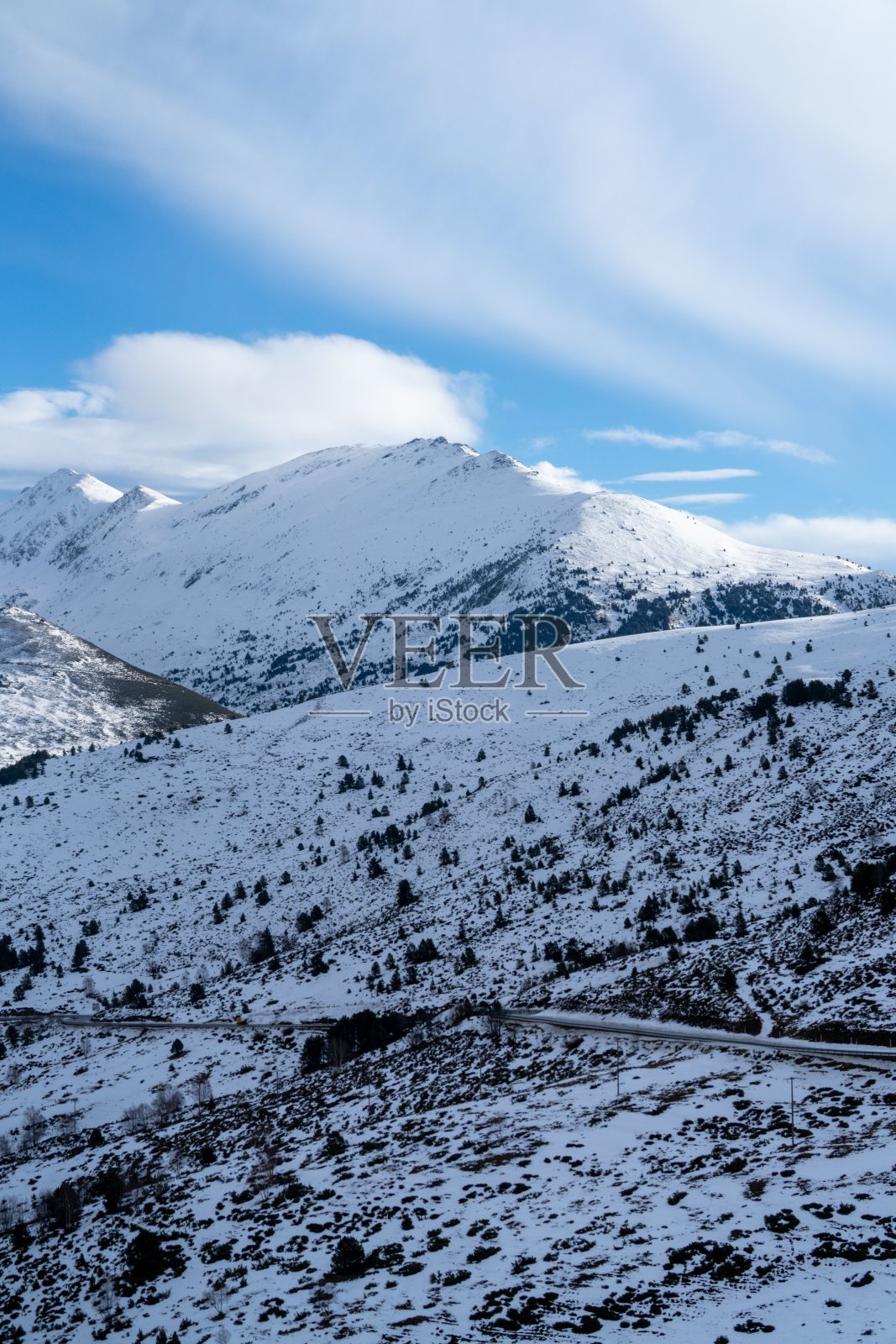 阳光下被雪覆盖的山的图像。照片摄影图片
