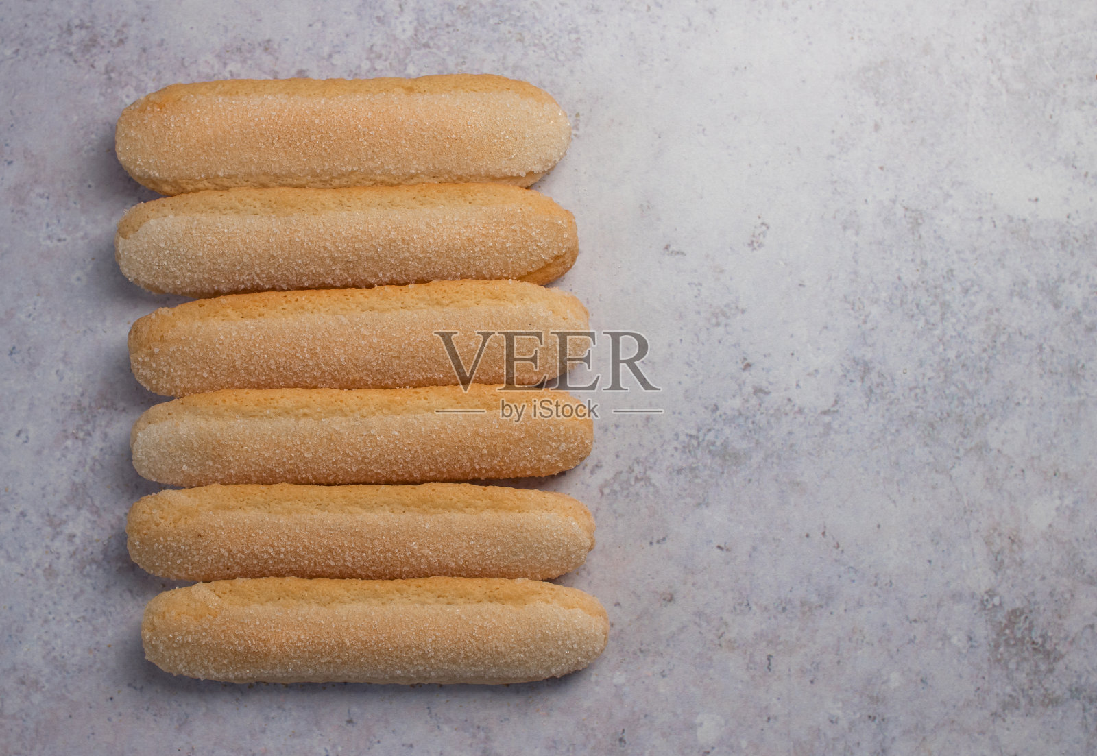 甜美的女士手指饼干在灰色背景复制空间制作提拉米苏照片摄影图片