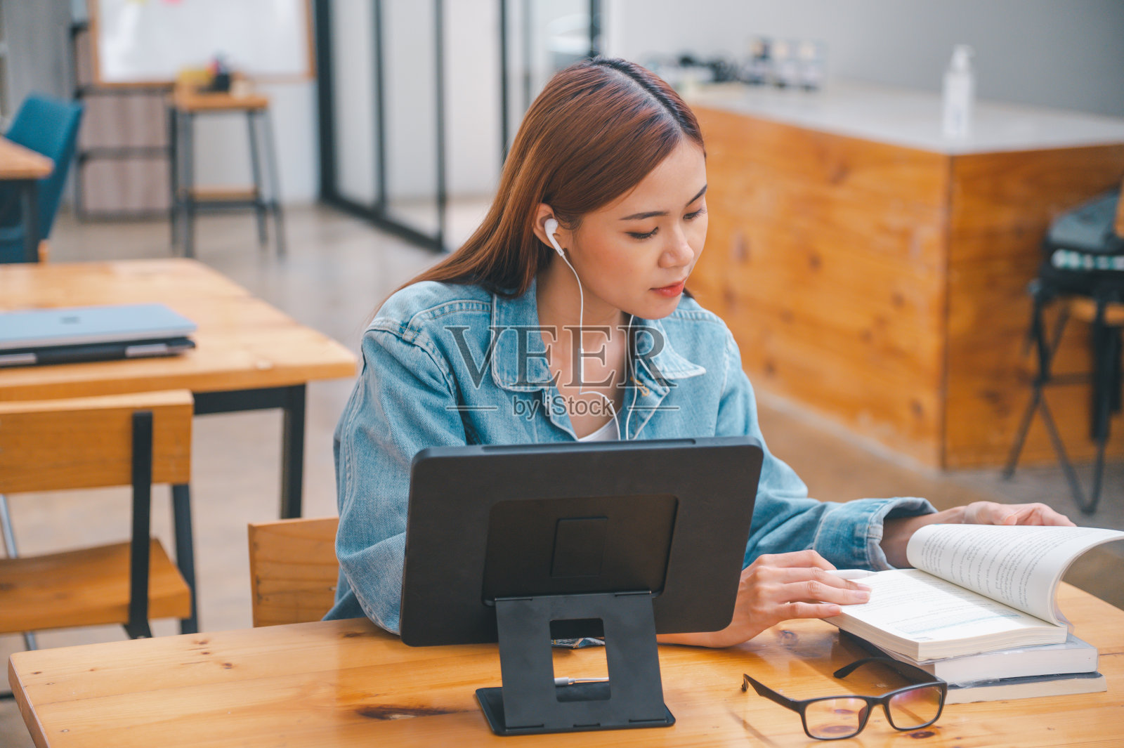 年轻的学生穿着聊天的衣服在线学习，远程学习，并随时了解全球冠状病毒大流行的最新情况照片摄影图片