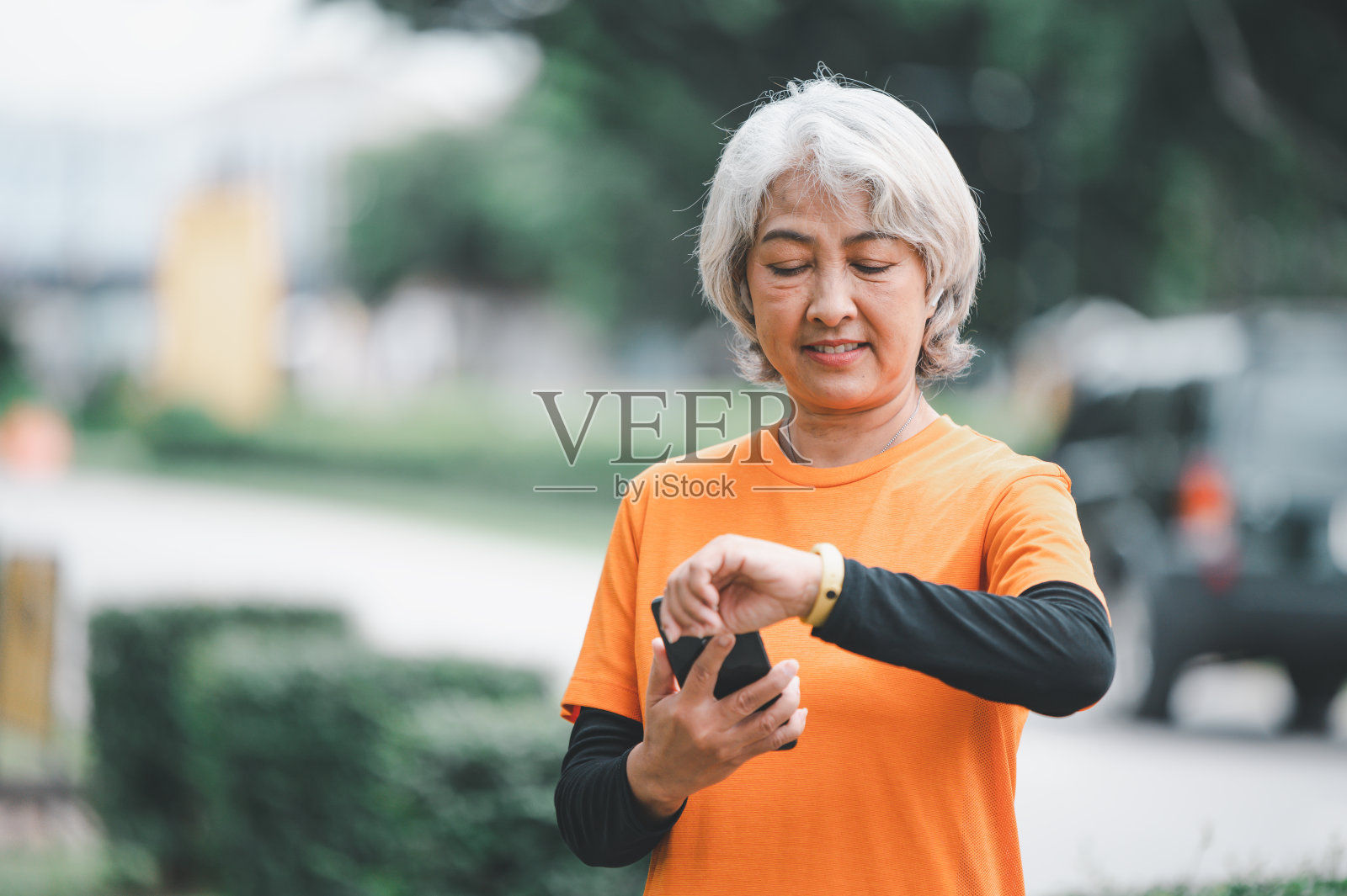 白发苍苍的老人清晨在公园锻炼。照片摄影图片