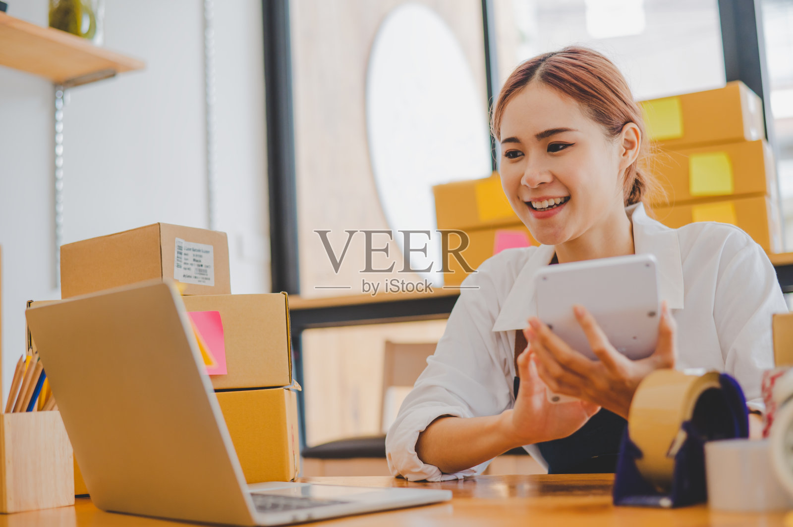 小企业主在网上聊天，销售产品，查看客户订购的产品的订单。在线零售商——网上购物照片摄影图片