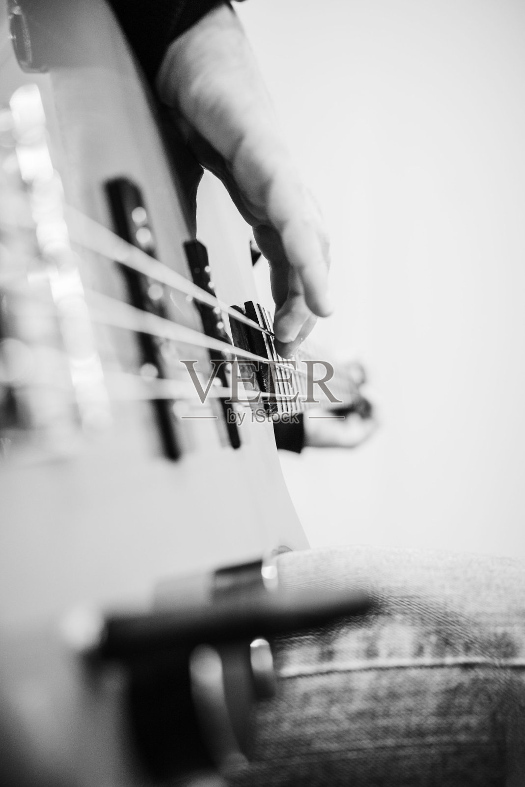 手弹吉他的特写镜头照片摄影图片