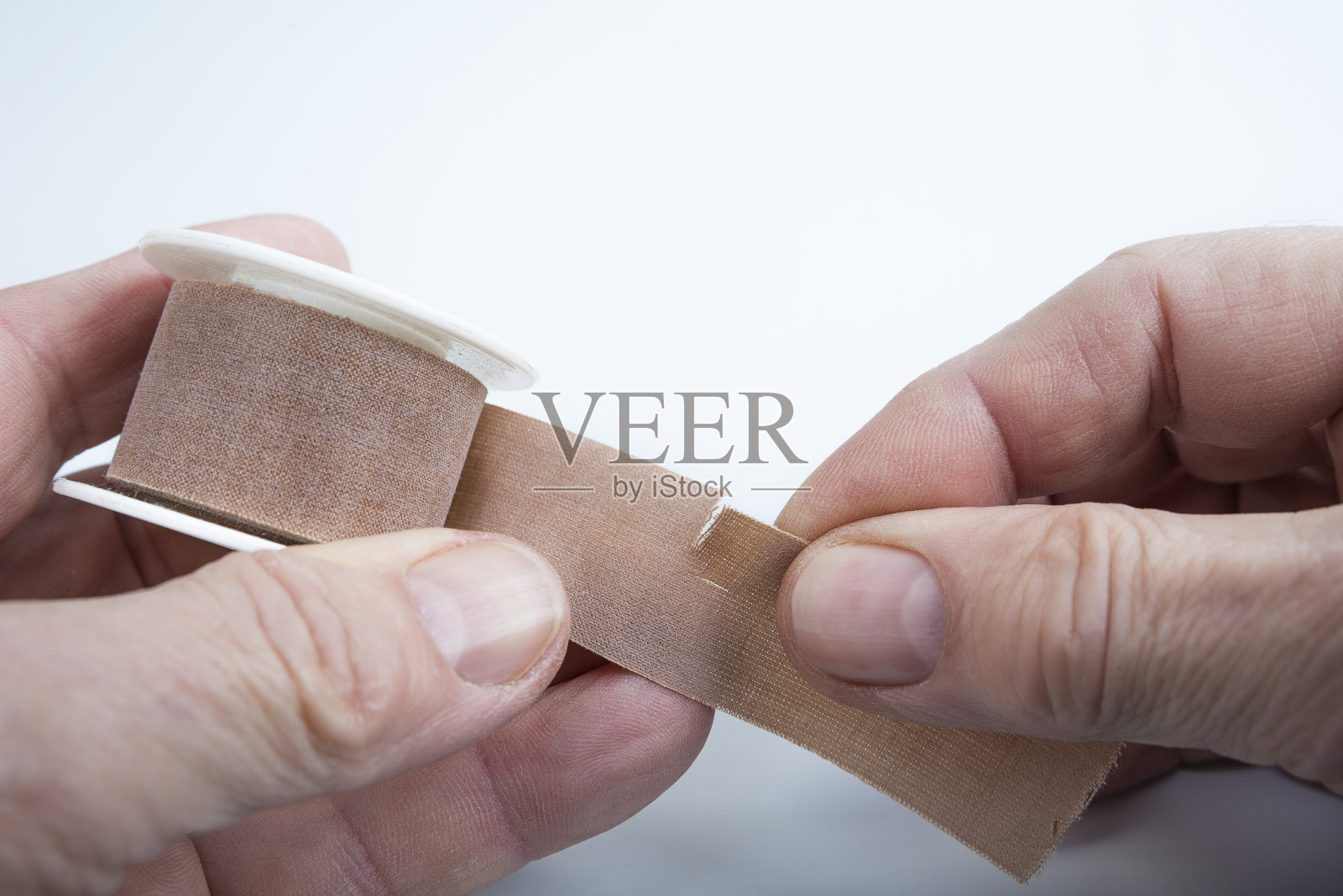 撕掉医用胶粘带后，在滚筒上手心一白照片摄影图片