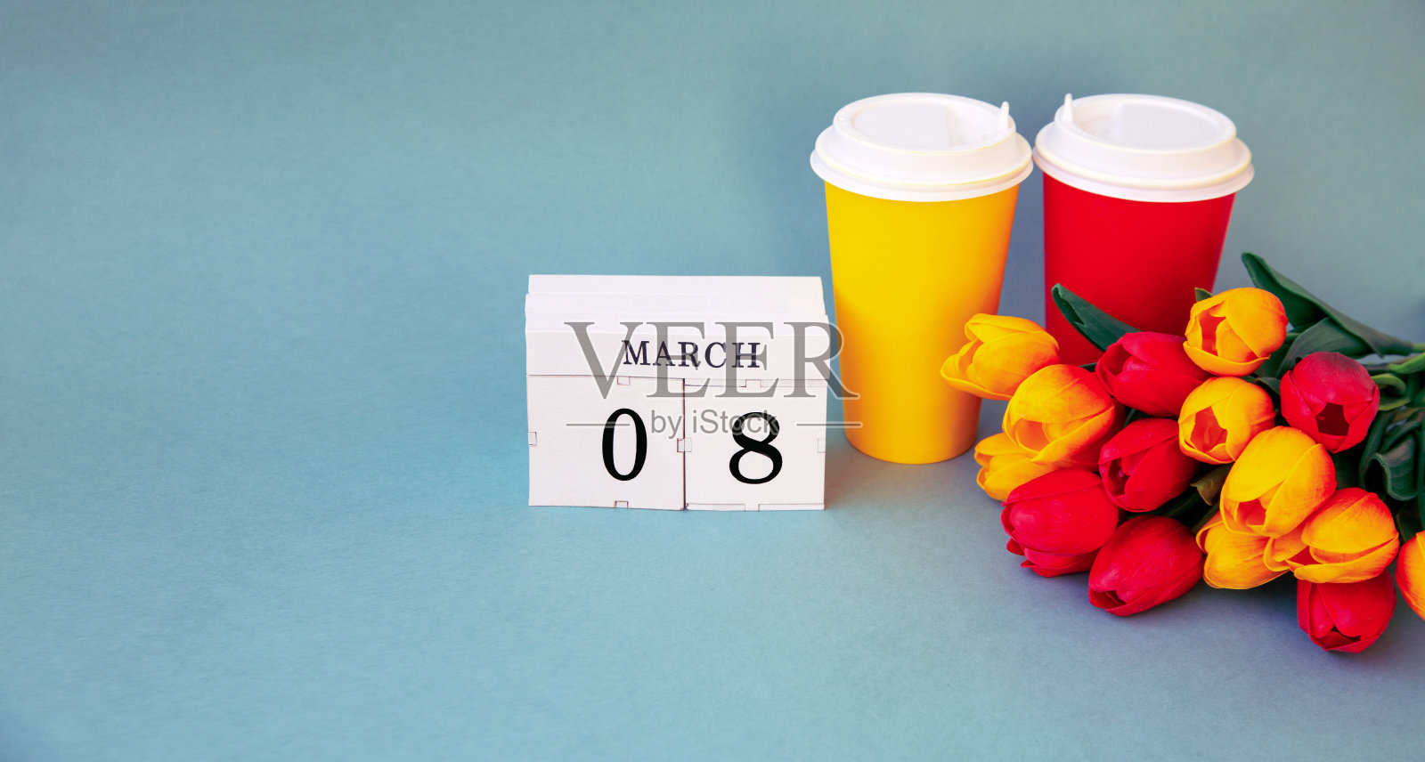 三月八日的明信片。一束郁金香，几杯咖啡和一本写着日期的日历。复制空间。照片摄影图片