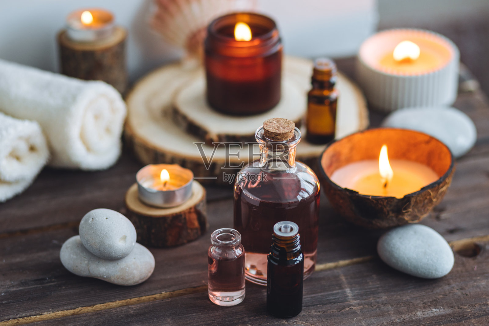 天然有机精油概念，巴厘岛水疗，美容，放松时光。气氛放松，愉悦。蜡烛，毛巾，深色木质背景。另类中医照片摄影图片