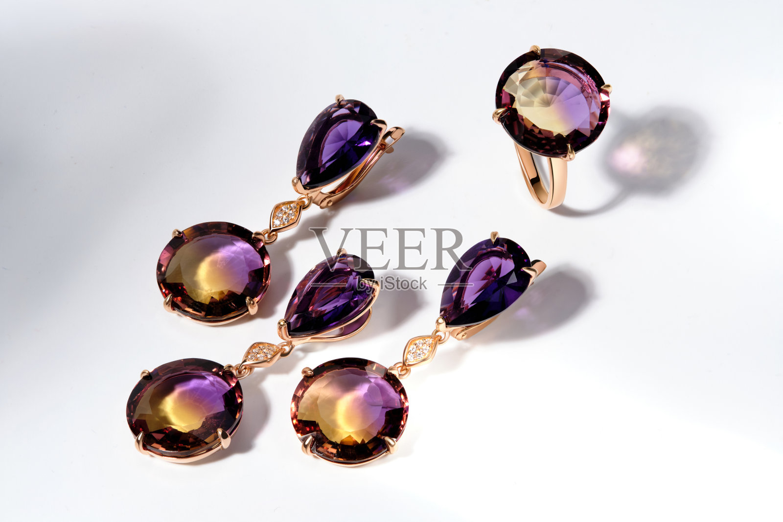 优雅的珠宝套装。镶有宝石的首饰。珠宝配件拼贴。产品静物概念。戒指、项链和耳环。照片摄影图片