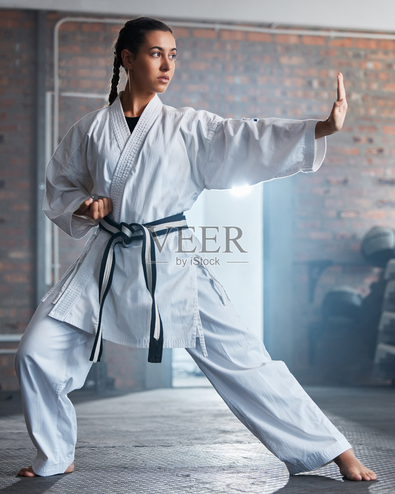 空手道训练，健身和女性在健身房，医疗保健动机和强烈的专注于战斗锻炼。第一，体育锻炼和健康的运动员个人或武术健康的跆拳道比赛照片摄影图片