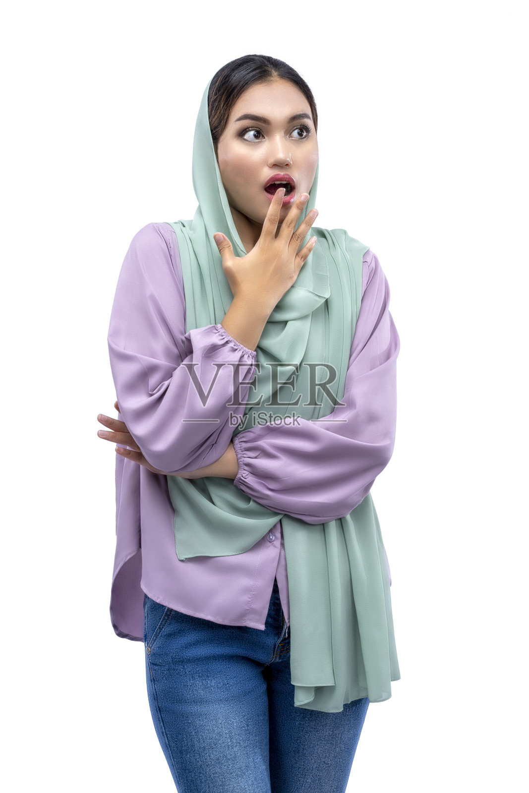 戴头巾的亚洲穆斯林女性，面部表情震惊照片摄影图片
