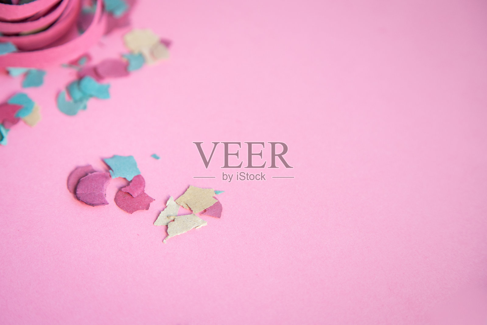 象征形象暗指狂欢节使用彩带和五彩纸屑传输许多典型的节日季节的颜色。副本的空间。照片摄影图片