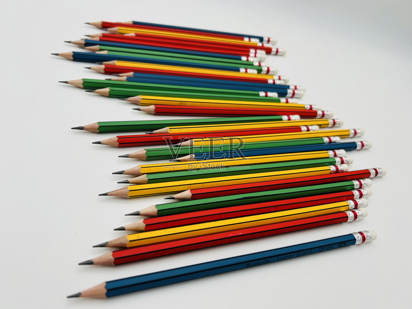 彩色的铅笔在白色的地板上照片摄影图片