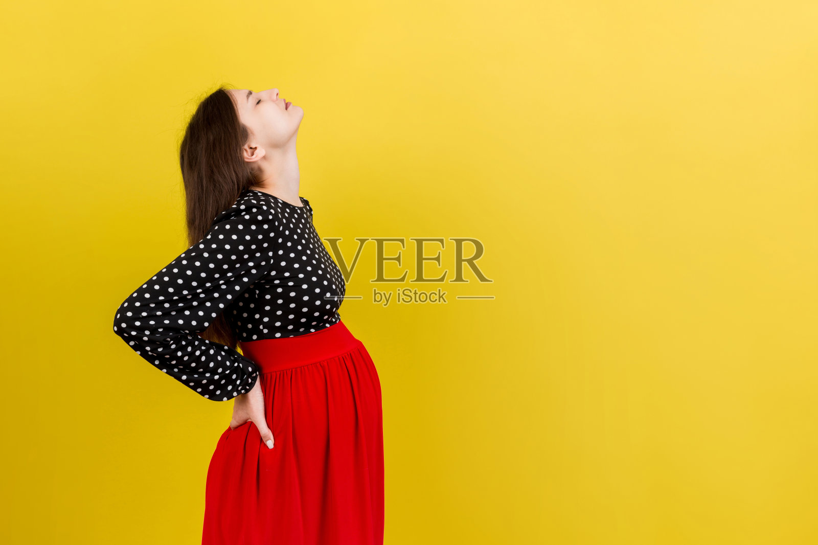 背部疼痛的孕妇被隔离在彩色背景上照片摄影图片