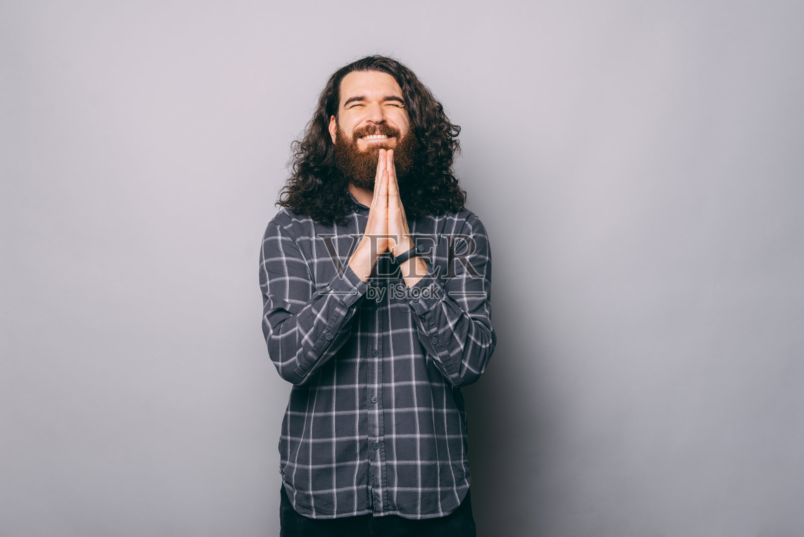 男子与祈祷手在工作室许愿照片摄影图片