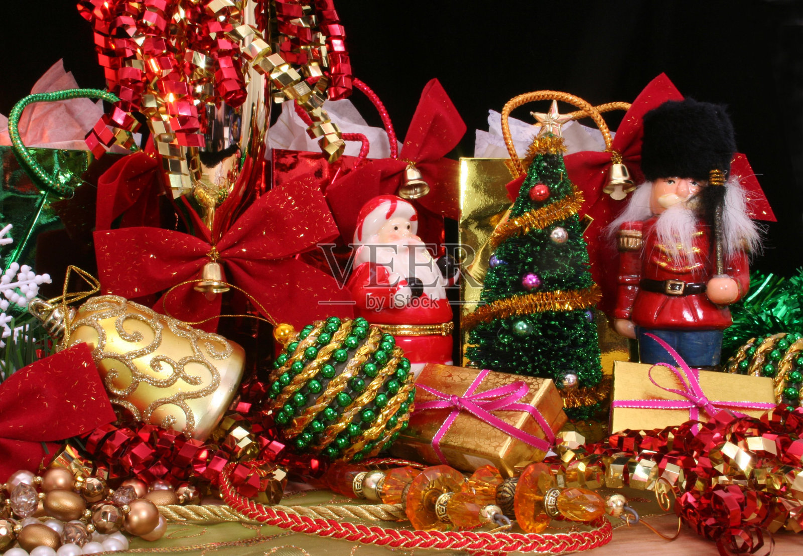 松果和珠子的圣诞装饰品照片摄影图片