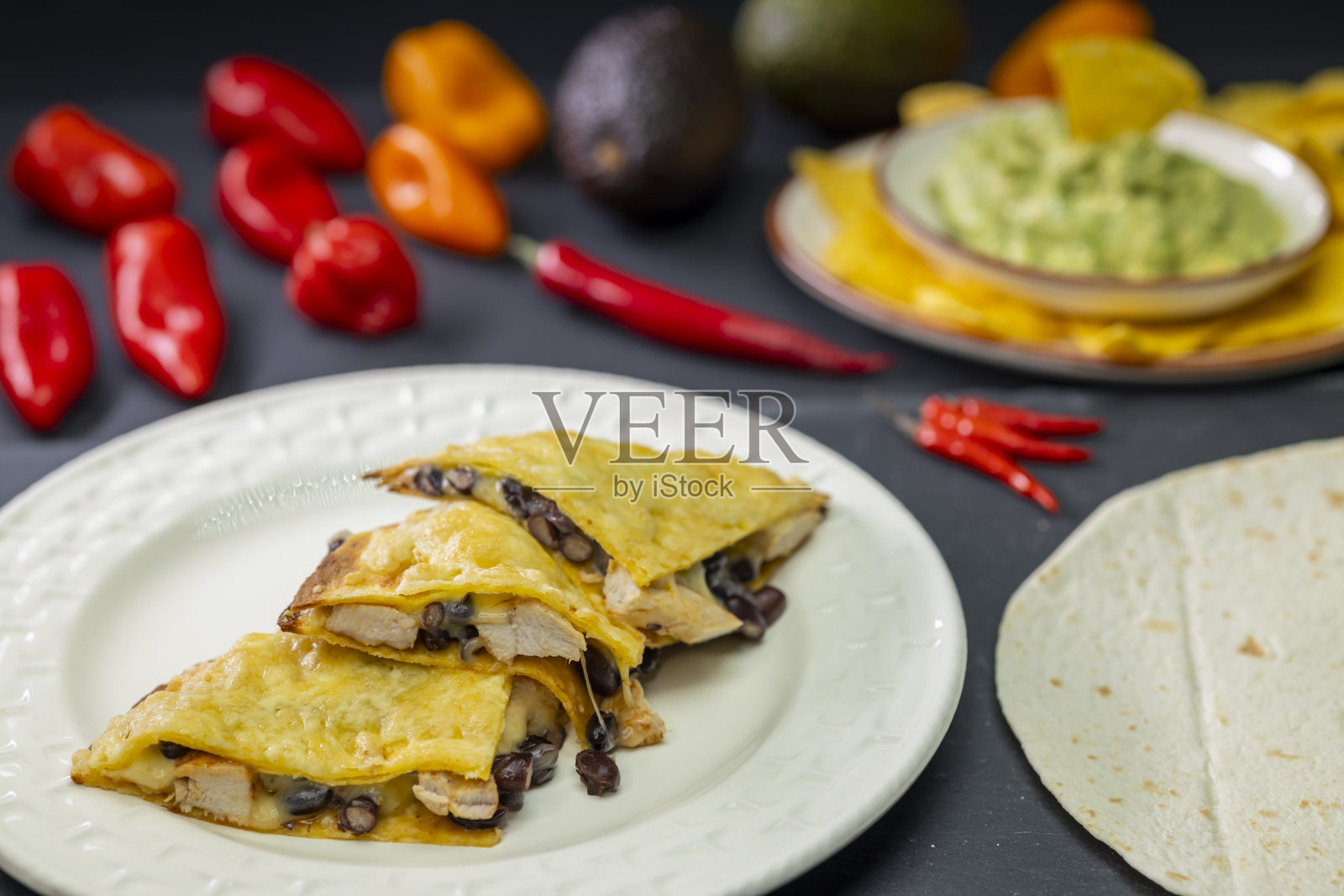 玉米饼配鸡肉豆子鳄梨酱配玉米片照片摄影图片