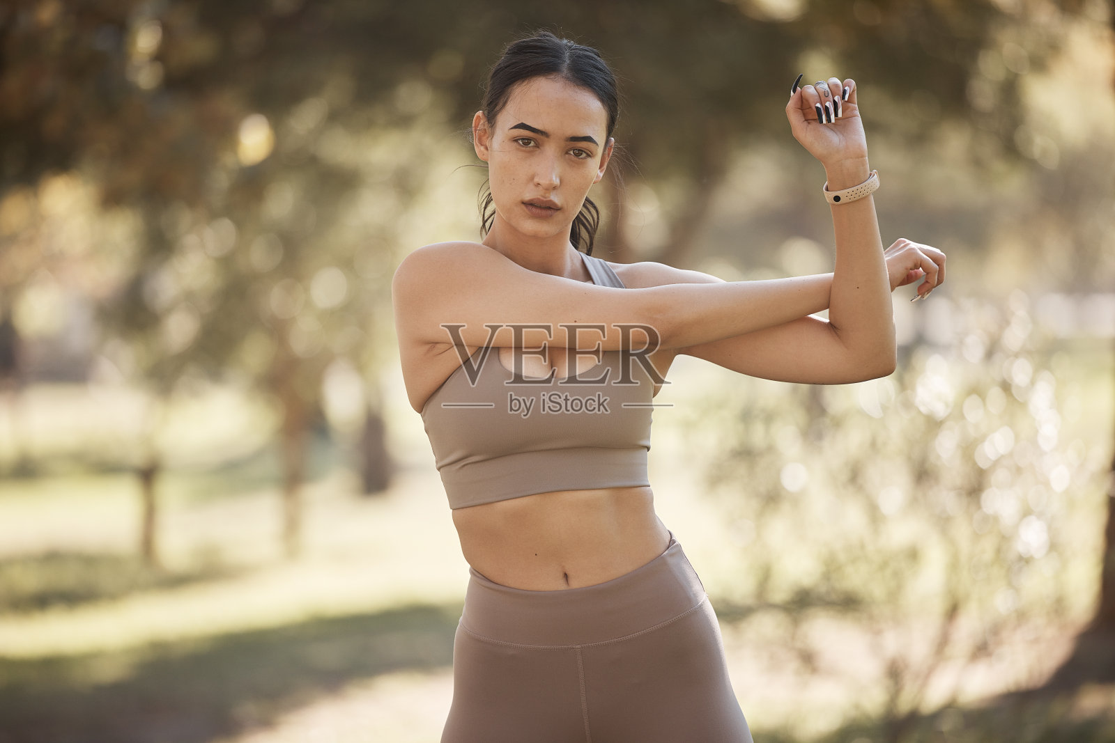 女性，公园肖像和伸展运动，锻炼或跑步与智能手表，户外和焦点。跑步者，在夏日的阳光下热身和健身，健身和健康训练照片摄影图片