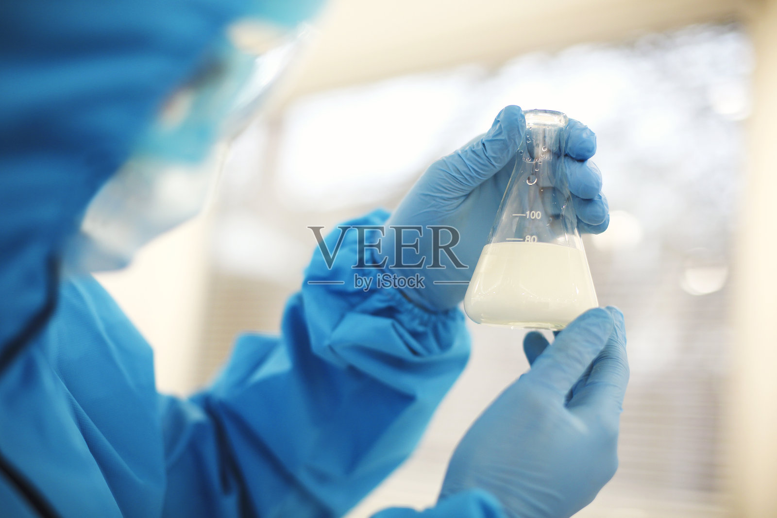 在实验室里用试管检查样本的非裔美国女科学家照片摄影图片