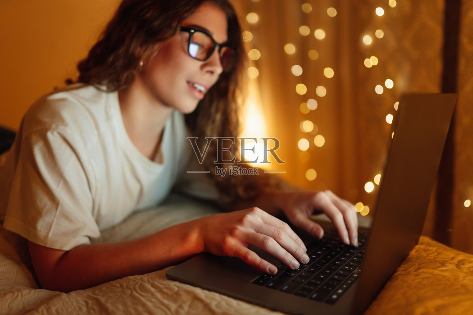 在笔记本电脑上工作。年轻女性在网上工作或坐在家里学习。照片摄影图片