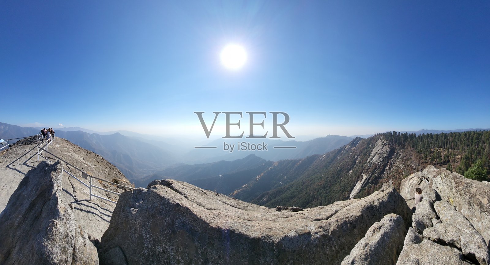 山上拥挤的徒步小径，映衬着蔚蓝晴朗的天空照片摄影图片