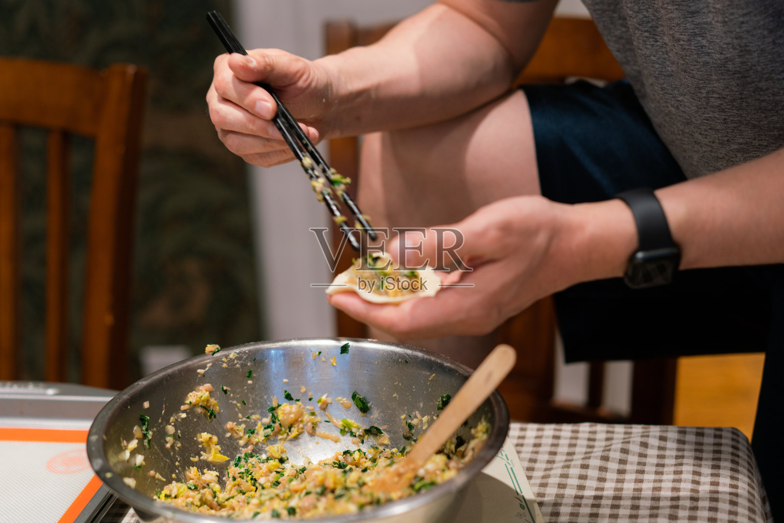 一个男人准备生饺子的特写镜头照片摄影图片