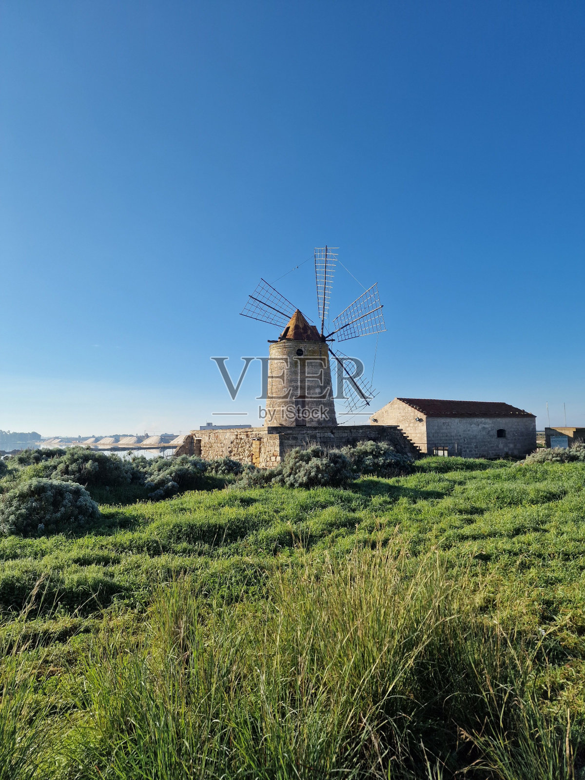 特拉帕尼草地上风车的鸟瞰图照片摄影图片