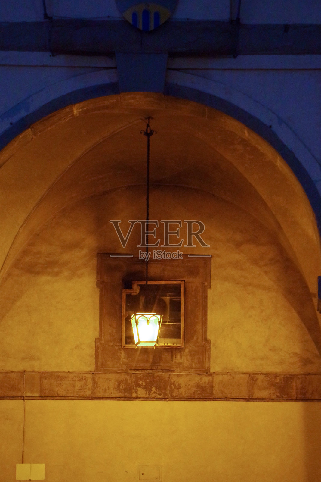 意大利托斯卡纳，阿雷佐，小屋宫殿拱门下的灯笼照片摄影图片