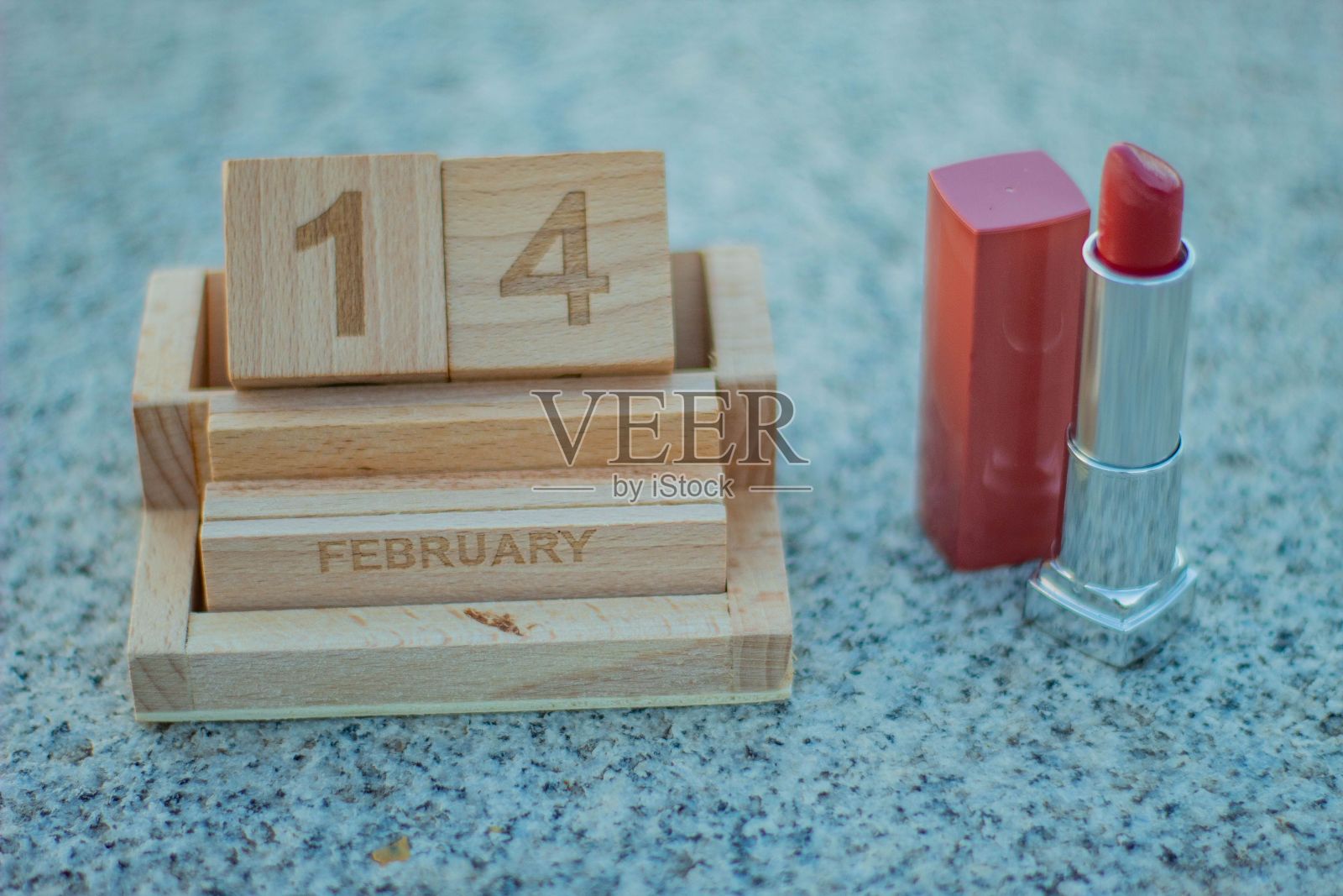 木制日历，上面写着情人节，旁边还有女人的口红照片摄影图片