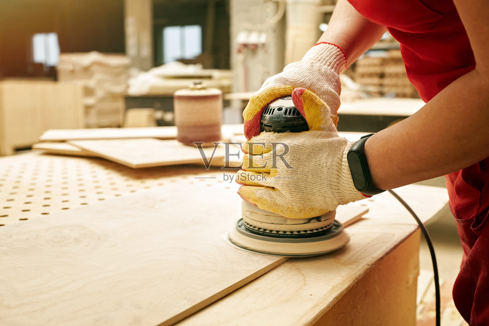 一位女木匠在磨床上工作照片摄影图片